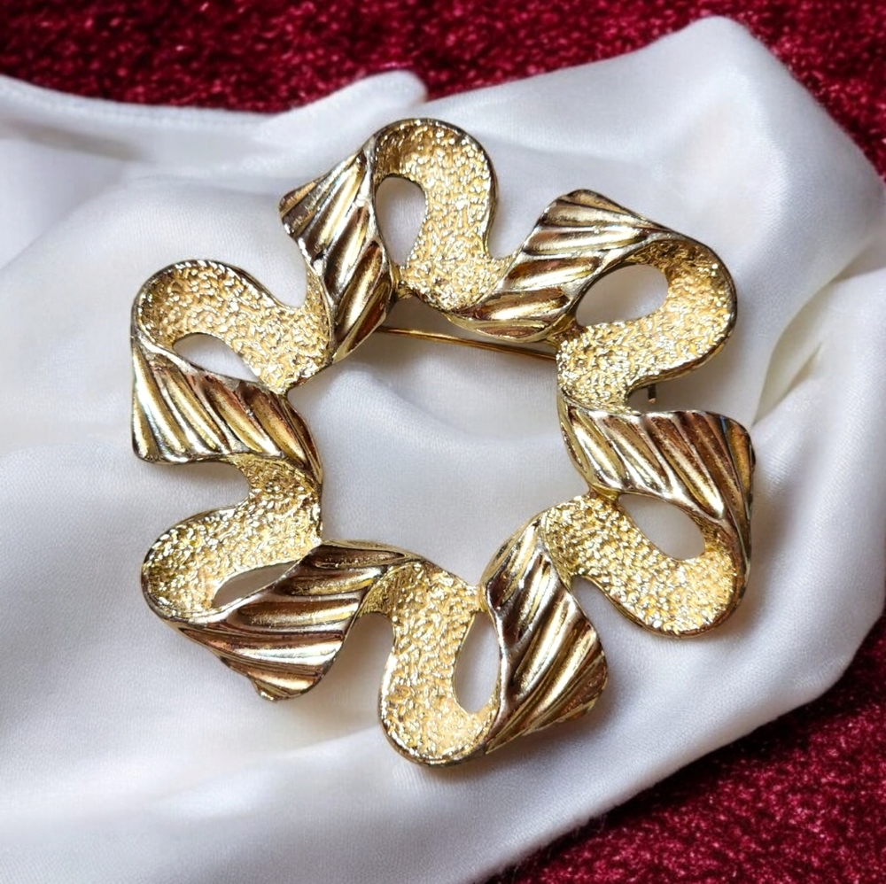 Vintage Sarah Coventry Ribbon Brooch